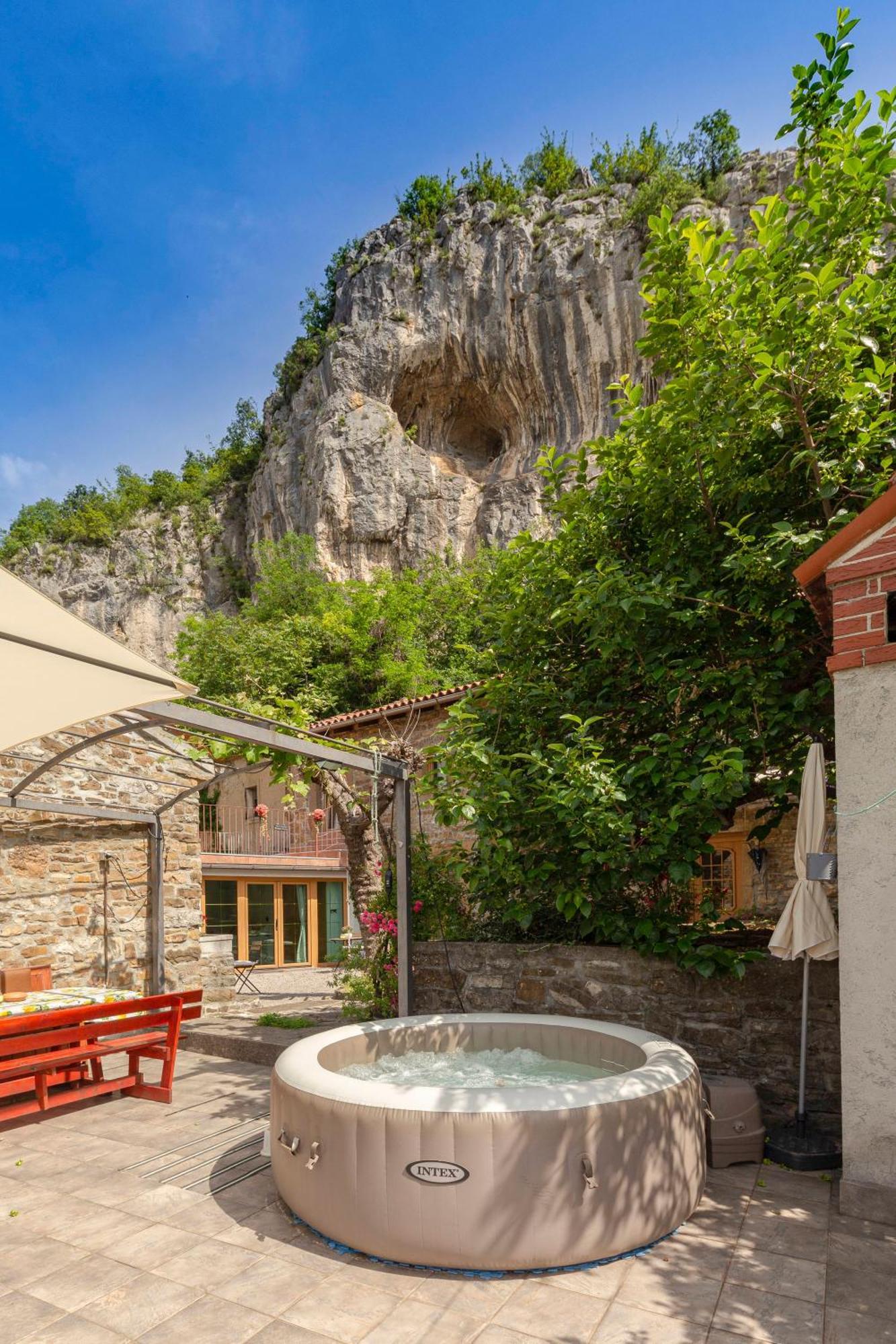 Ferienwohnung UNDER THE ROCK Osp Exterior foto