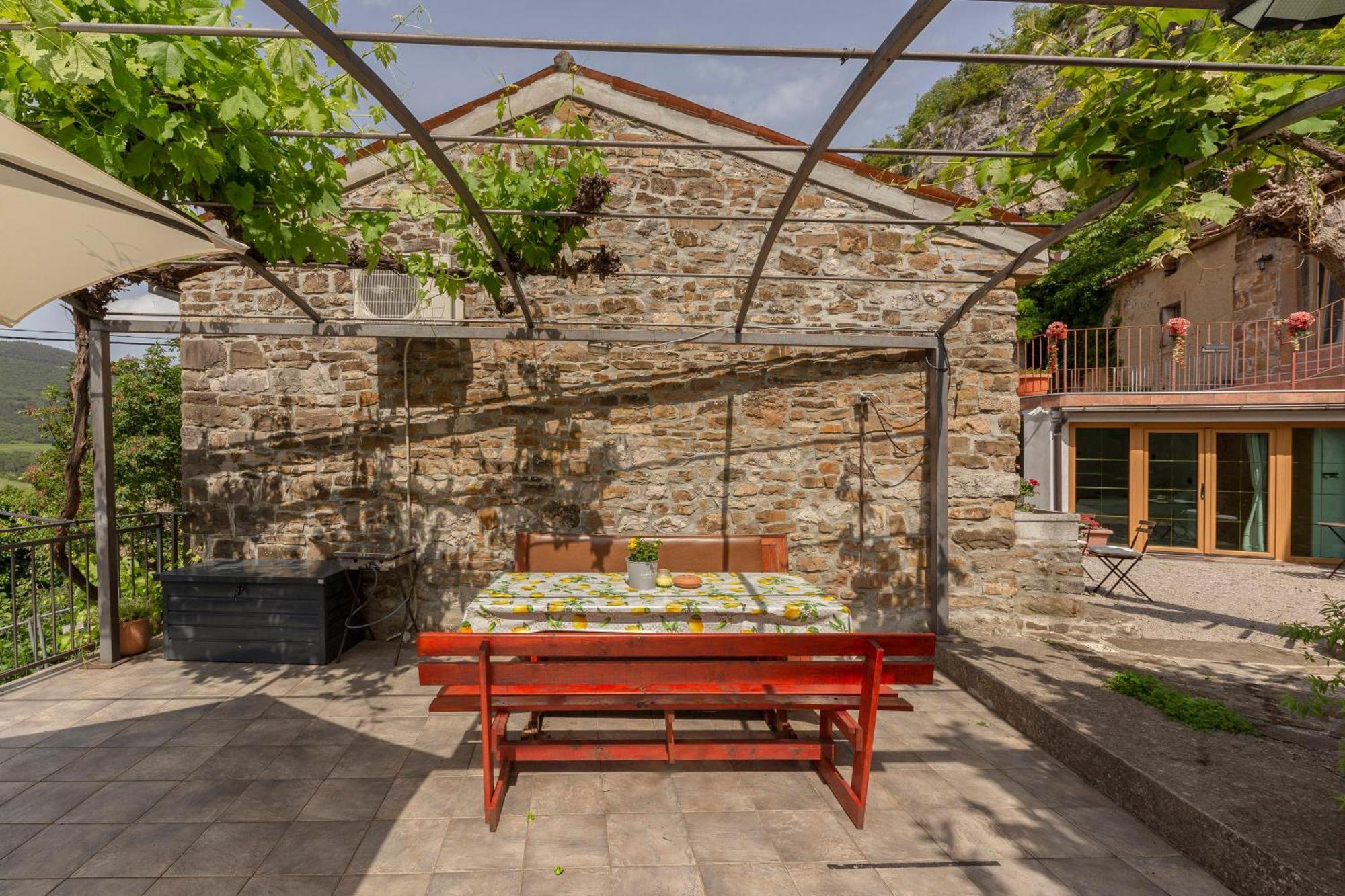 Ferienwohnung UNDER THE ROCK Osp Exterior foto