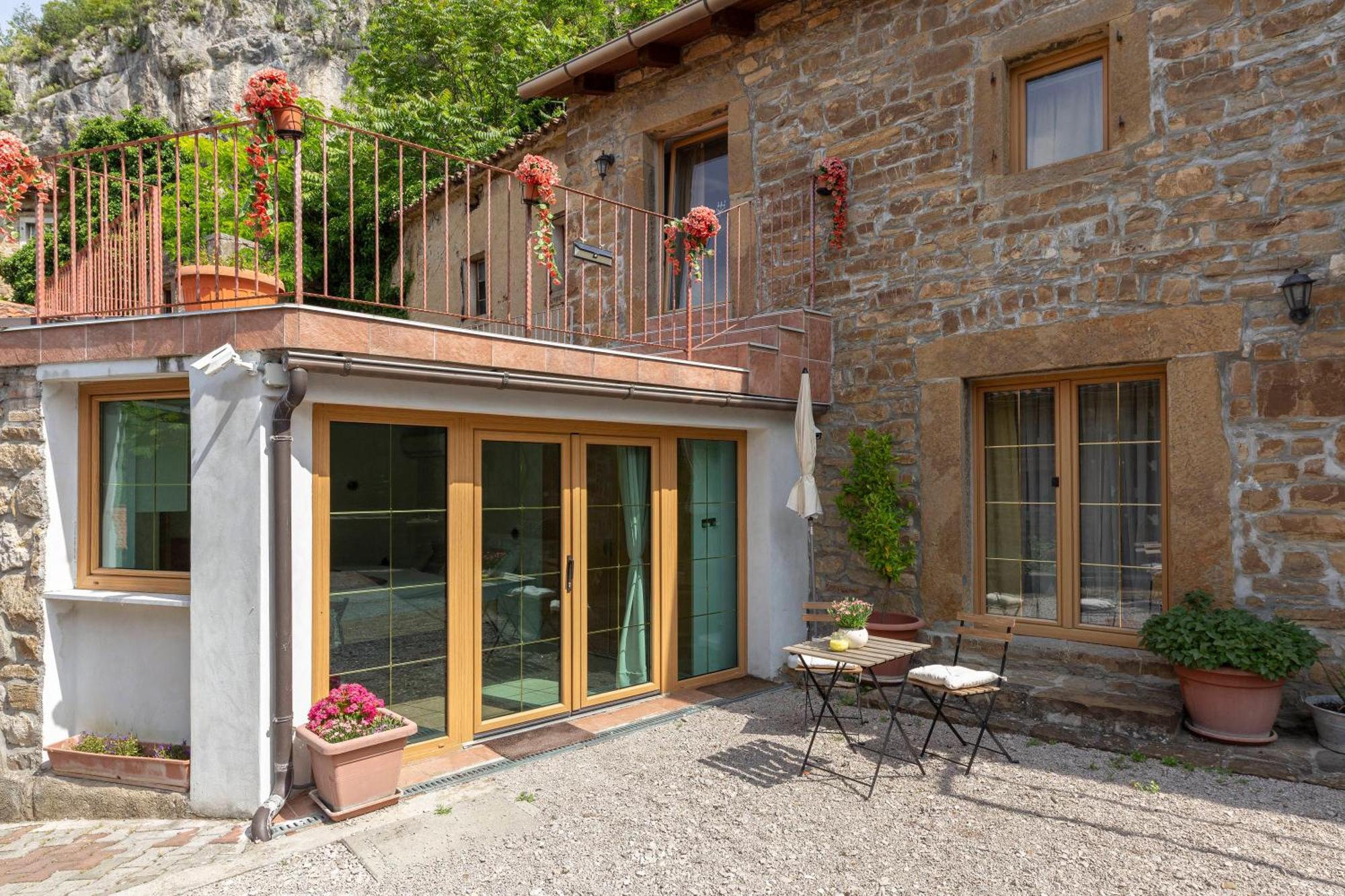 Ferienwohnung UNDER THE ROCK Osp Exterior foto