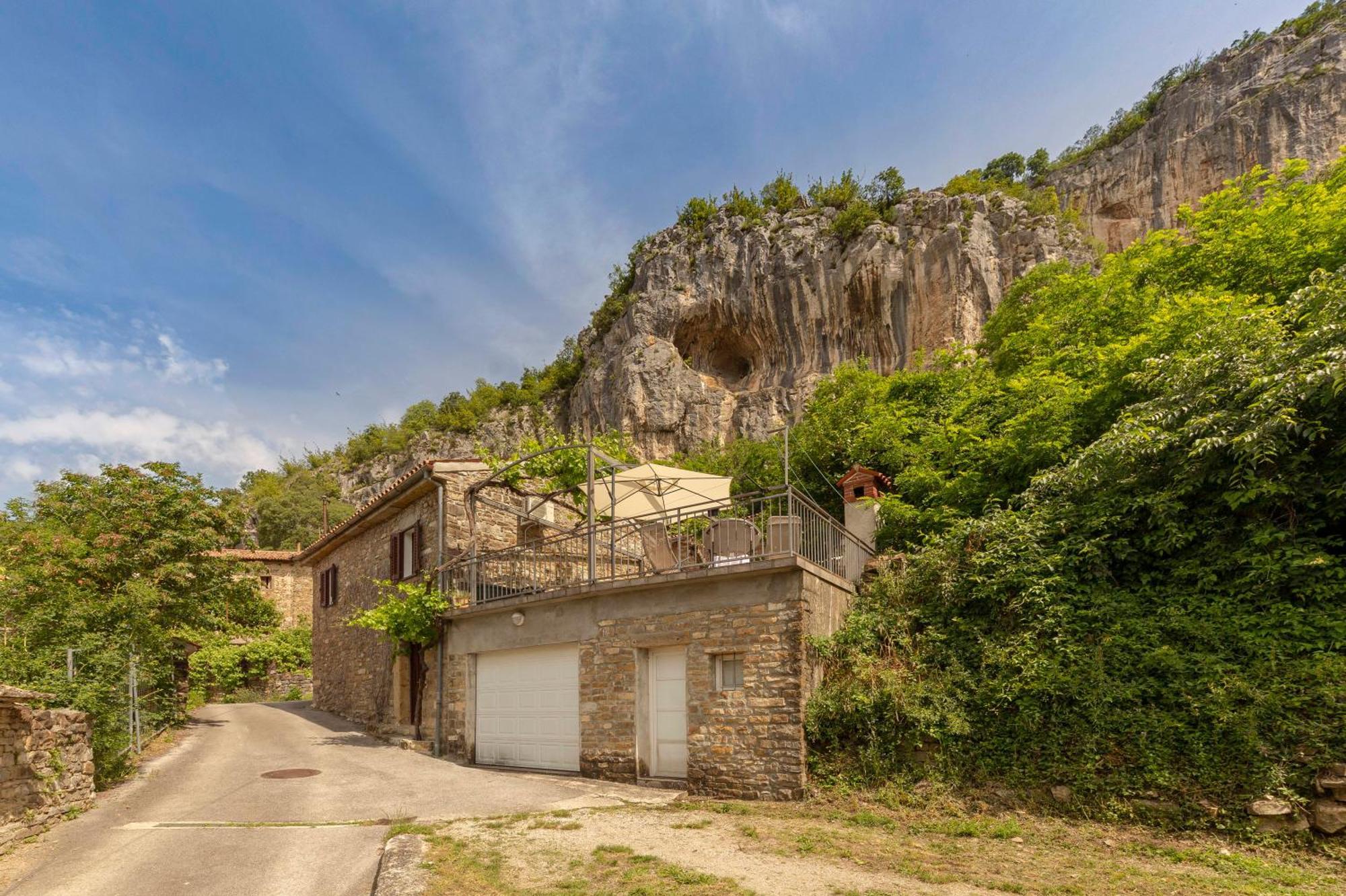Ferienwohnung UNDER THE ROCK Osp Exterior foto